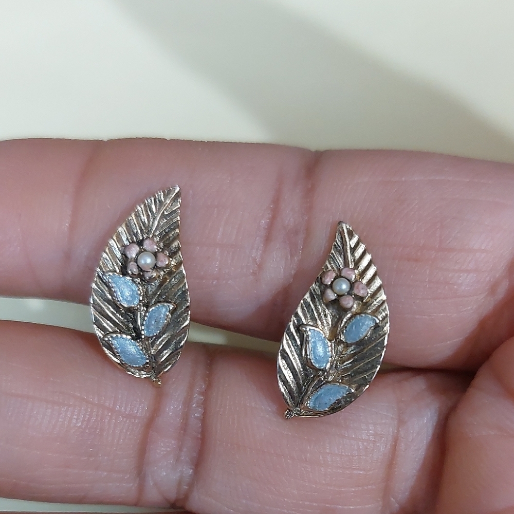 Vintage Art Nouveau Gold Tone Leaf Enameled Flower Clip On Earrings